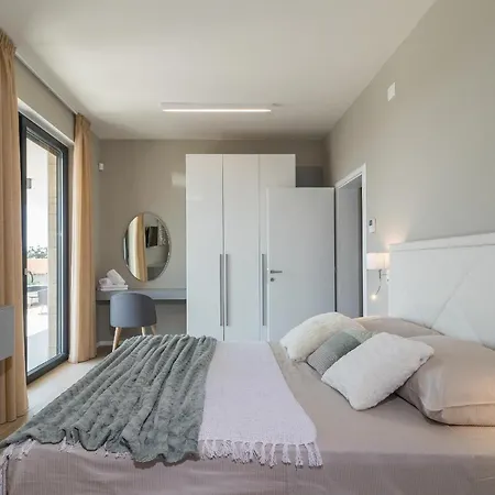 Beautiful Tihi Otok With Hydromassage Pool Near The Beach Pula