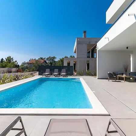 Beautiful Tihi Otok With Hydromassage Pool Near The Beach