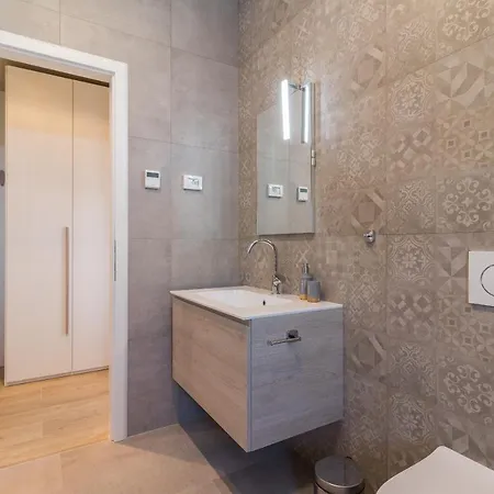 Beautiful Tihi Otok With Hydromassage Pool Near The Beach Villa