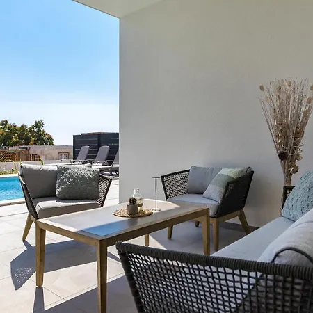 Beautiful Tihi Otok With Hydromassage Pool Near The Beach Villa *
