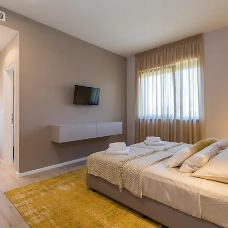 Beautiful Tihi Otok With Hydromassage Pool Near The Beach Villa