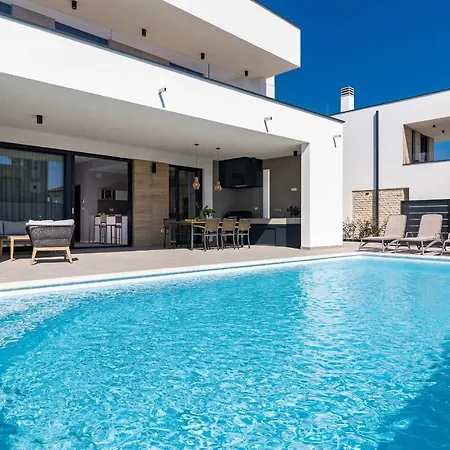 Beautiful Tihi Otok With Hydromassage Pool Near The Beach Pula