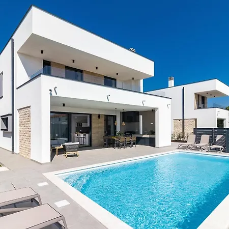 Beautiful Tihi Otok With Hydromassage Pool Near The Beach Pula
