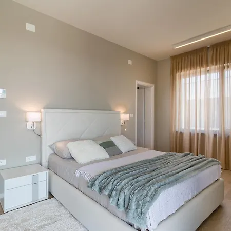 Beautiful Tihi Otok With Hydromassage Pool Near The Beach Pula