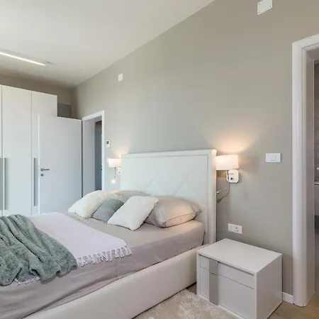 Beautiful Tihi Otok With Hydromassage Pool Near The Beach Villa
